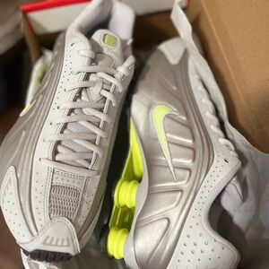 NIKE SHOX R4 (GS)
 Light Gray & Neon Yellow